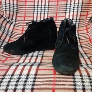✨️ Tom's Desert Wedge Black Suede Booties Size 8.5